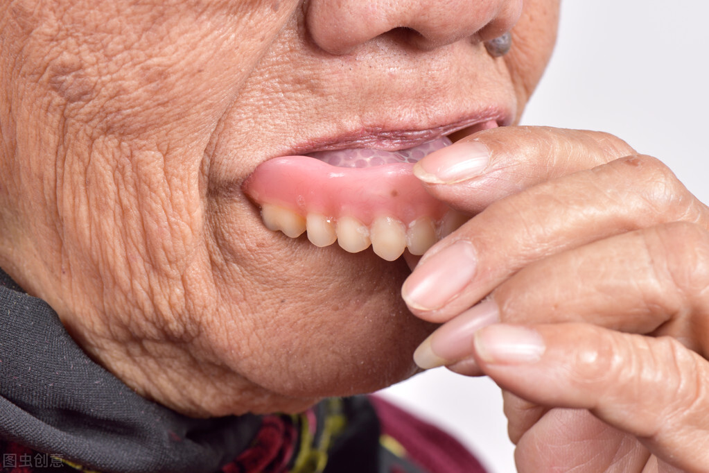 老年人戴活动假牙，这些护理知识一定要学会