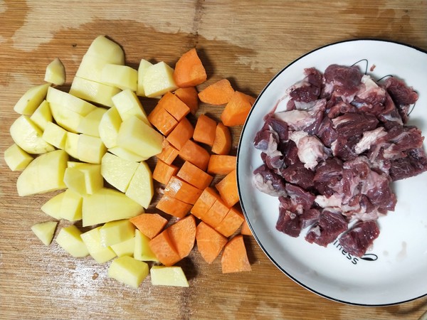 手把手教你家常版炖土豆,兔子肉炖土豆怎么做才能软烂入味