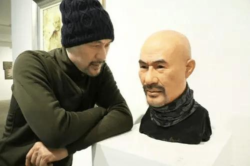 他被誉为“风月片”教父，拦截训练中的女兵，直言：我们结婚吧