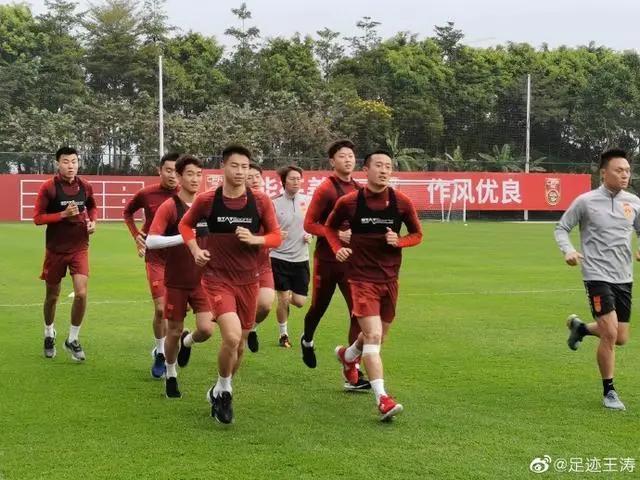 李铁国足搞笑训练,国足主帅李铁谈对阵