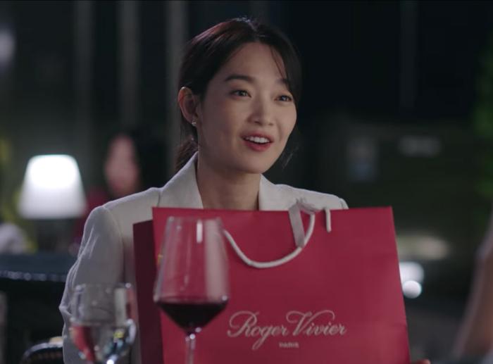 不愧是韩剧一姐，申敏儿《海岸村》爱马仕包、卡地亚、RV轮着晒