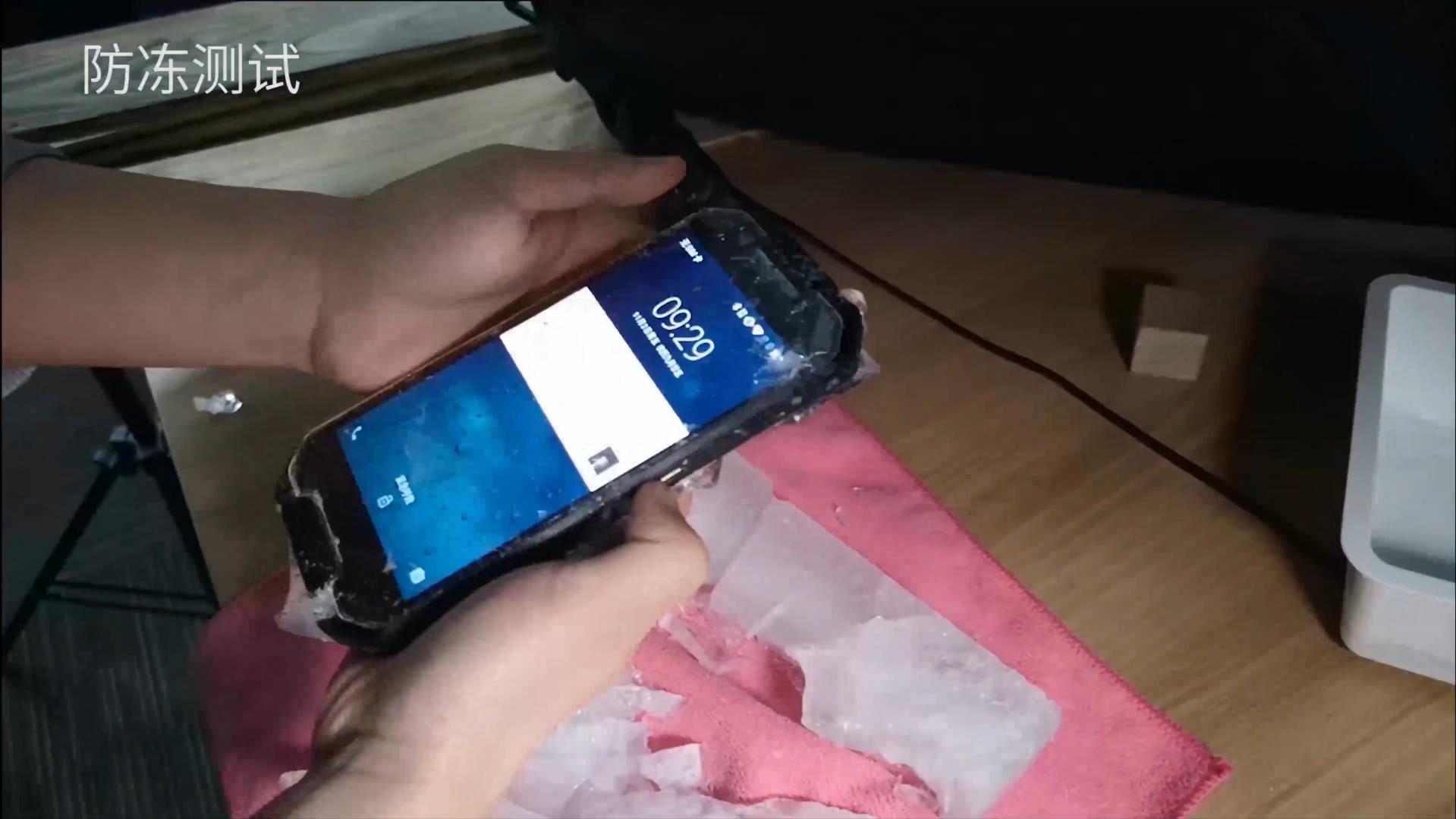 极限“破冰测试”，这款国产三防手机冻成冰都能玩