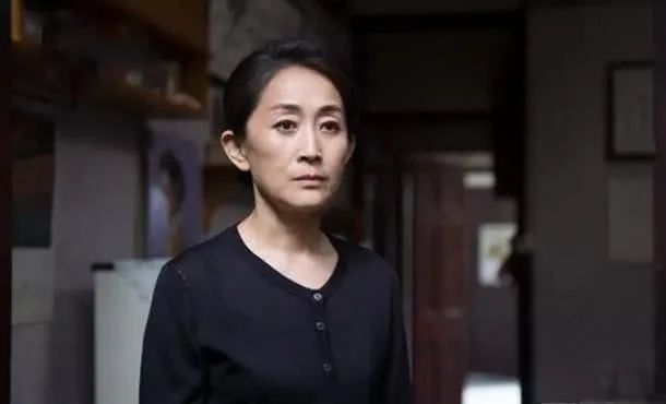 嘉行“重男轻女”，女艺人抠脚8个月，男艺人集体出逃？