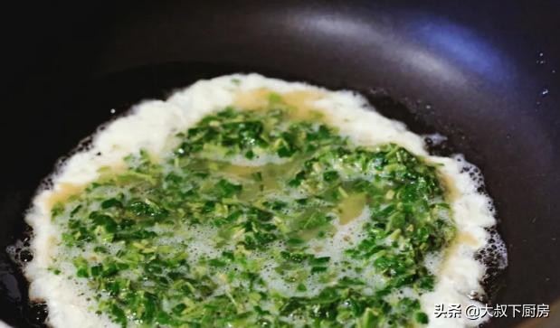 简单易学的家常菜推荐香椿炒鸡蛋,香椿炒鸡蛋是春天不可多得美食