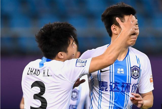 中超后卫连续三次停球,中超足球接球失误视频