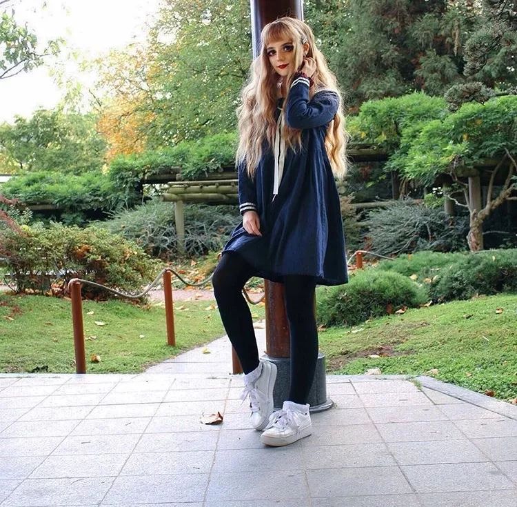 女孩酷似迪丽热巴!还是个日本JK制服爱好者