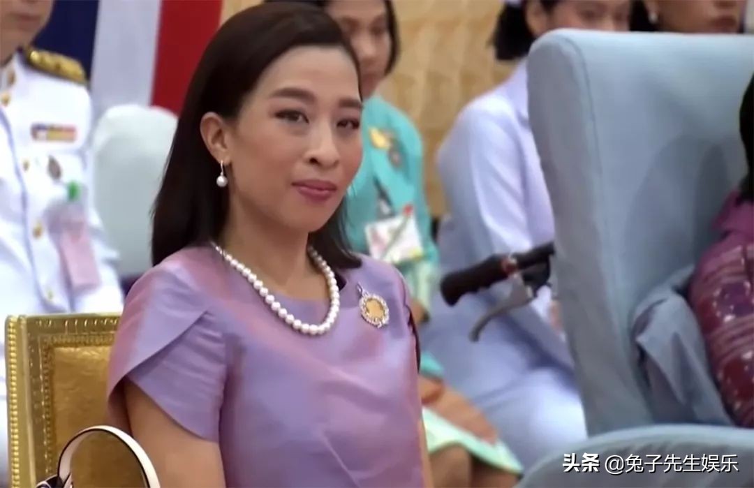 泰王前妻和孩子为啥赶出泰国,泰王前妻照片图