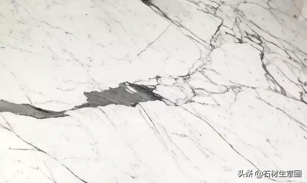 岩板选择卡拉拉塔白还是鱼肚白,卡拉拉白通体大理石