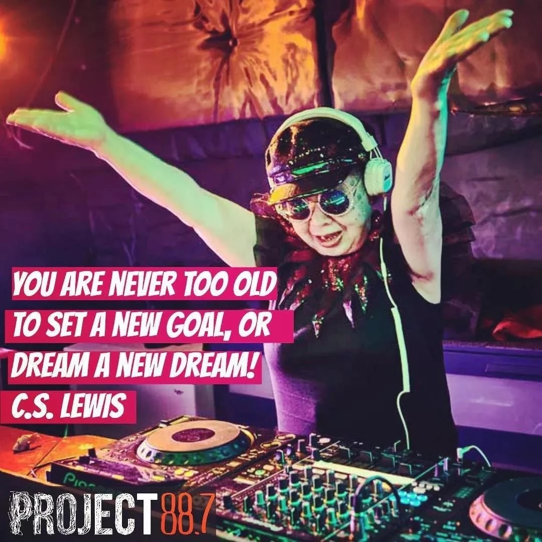 82岁夜店女DJ、90岁自拍女网红：好的人生，从不设限