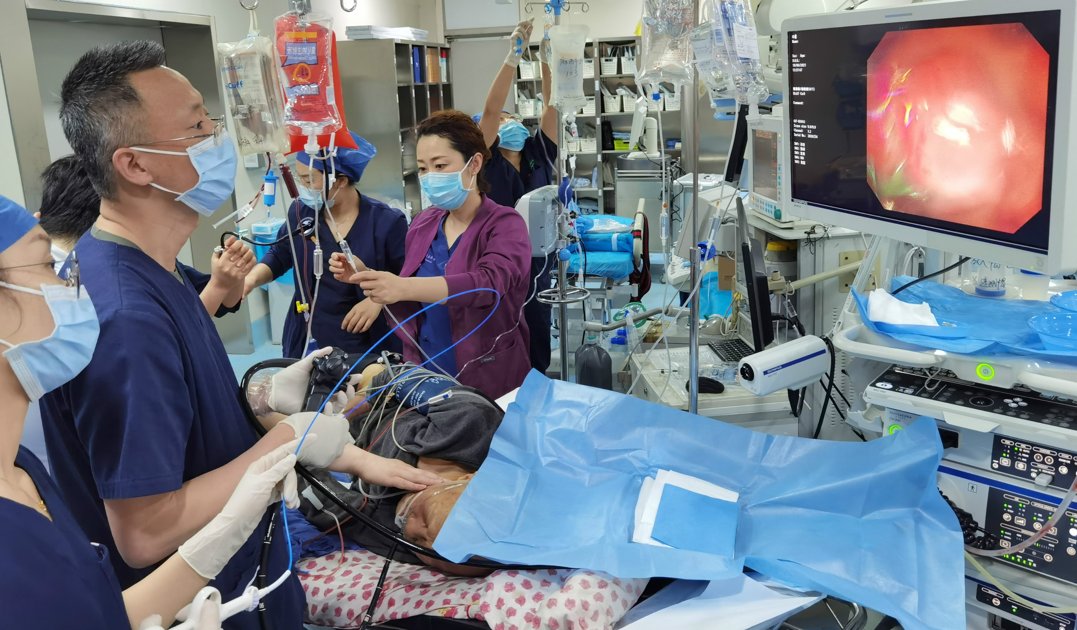 老人严重胃出血吐血,老人胃出血住院三天不见效