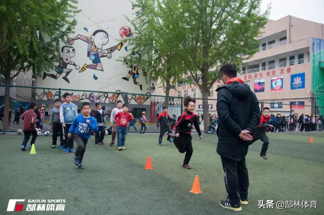 郜林回母校参加开球仪式,郜林青训教练