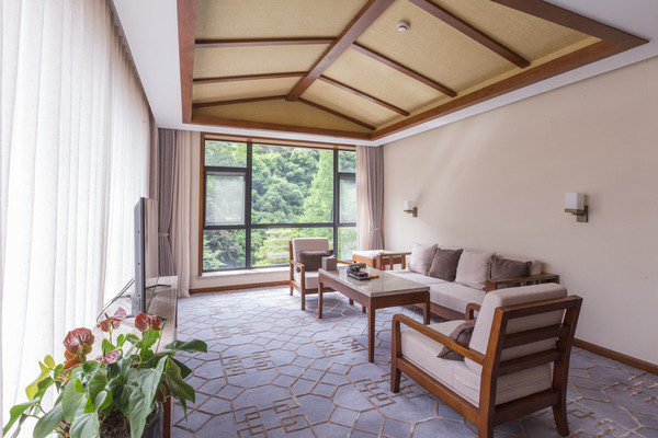 深藏在森林之中的温泉酒店,周末度假的好地方