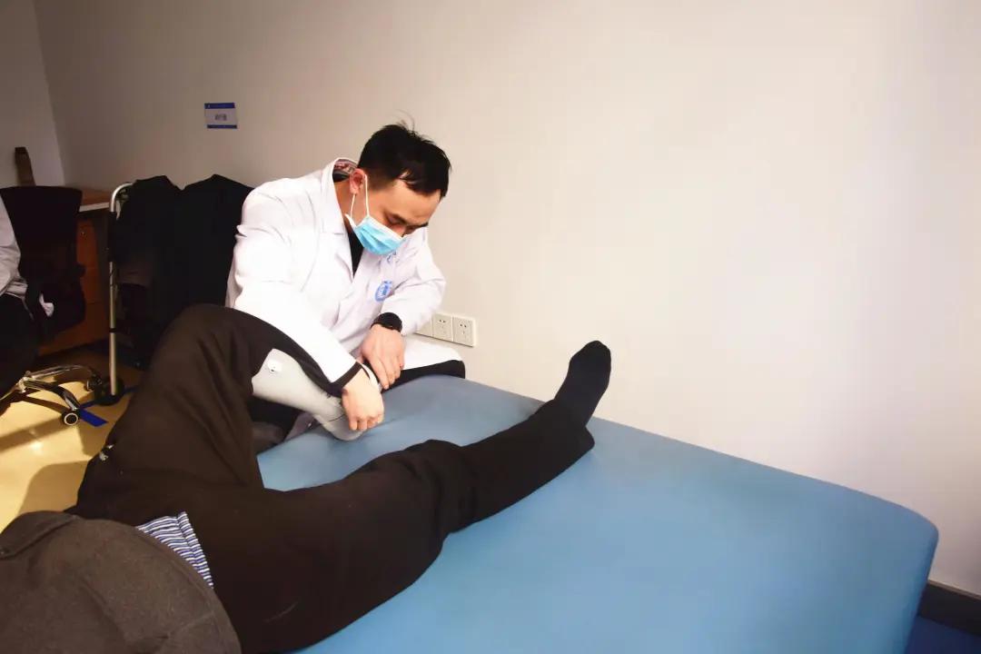 长葛哪医院?一患者非往医生兜里“塞钱”!医生竟“收了”