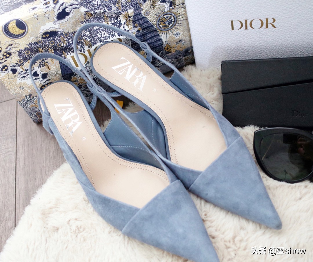 喜欢高跟鞋的时髦精们,衣柜少不了这4双蓝鞋