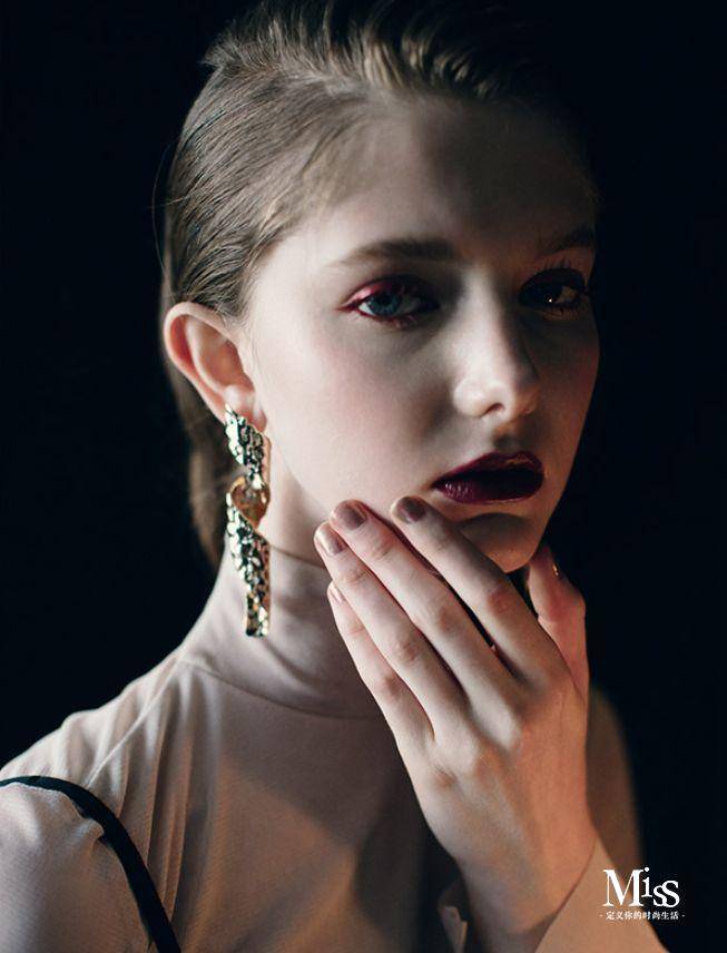 很多品牌推出各种颜色的睫毛膏,却孤零零地躺在专柜里无人问津