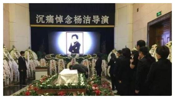 86版西游记总导演杨洁遗体追悼会,西游记导演杨洁给六小龄童示范