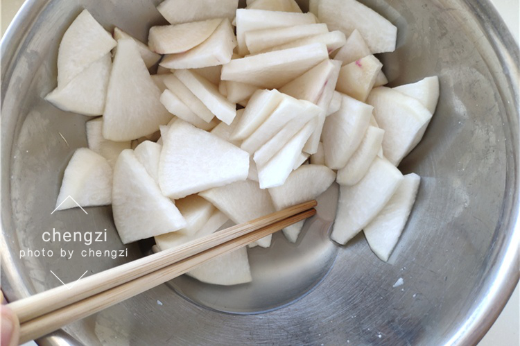 腌萝卜酸脆可口一吃就停不下来,教你快速腌萝卜酸辣脆爽做法简单