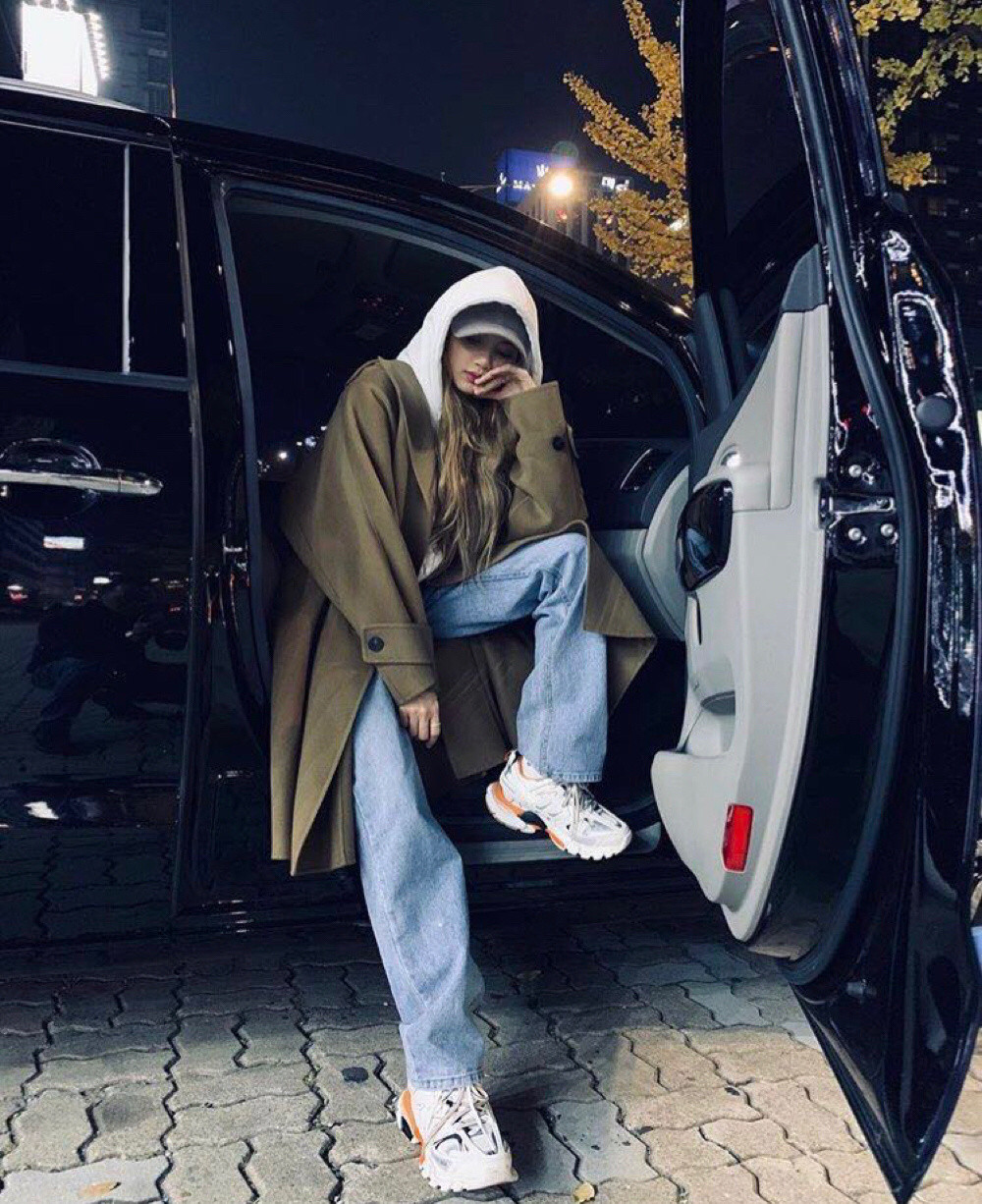 lisa机场穿搭白t牛仔裤,lisa是初中毕业去当练习生的吗