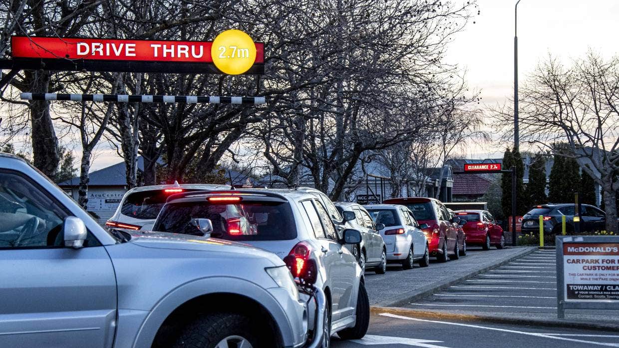 黑帮“*私走**”KFC全家桶被捕？吃不到垃圾食品，新西兰人馋坏了