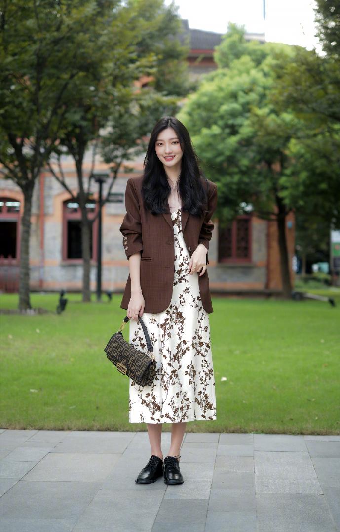 西装裙子怎么穿好看,西装裙子2019开春最时髦搭配