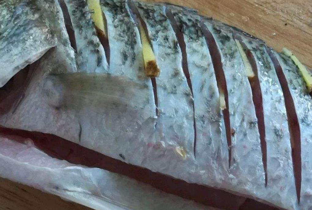 清蒸鱼是先放酱油还是后放,清蒸鱼酱油是蒸前放还是蒸后放