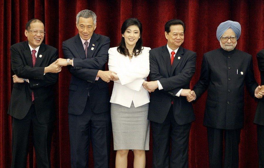 53岁泰国跑路总理终现身！同框哥哥小鸟依人，穿短袖小臂却粗壮