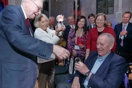 戴15元手表，租一居室，秘密捐出560亿，他真正活出了上帝模样！