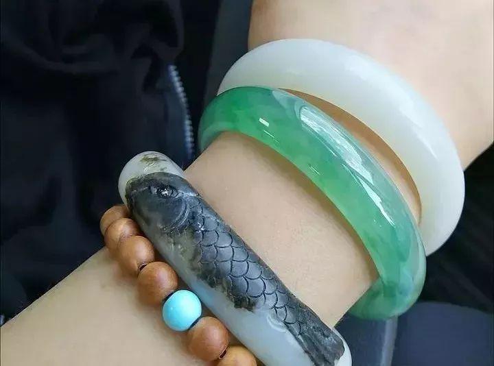 玉镯款式太单调？6种“叠搭法”不怕你撞衫就怕你太时髦