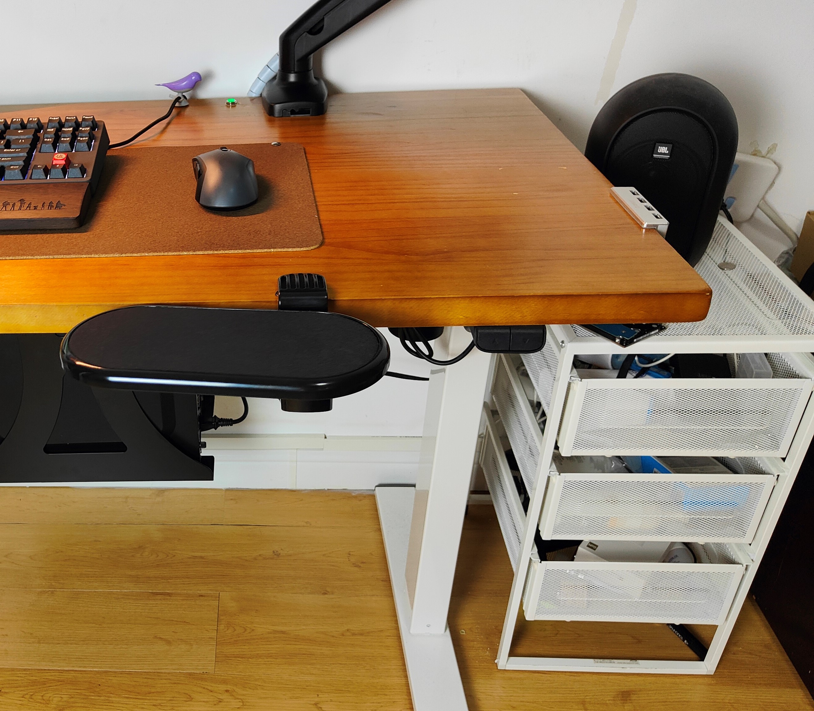 不用100元，手把手教你改造极简桌面，完全隐藏主机和线材