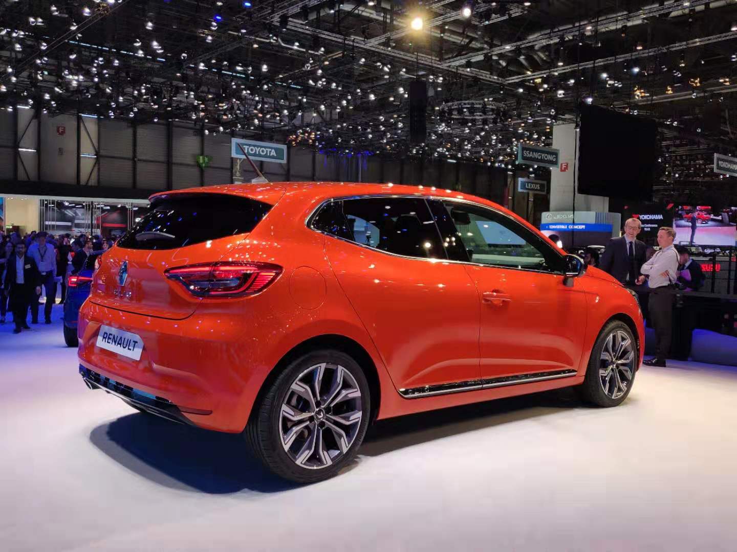 新雷诺clio在日内瓦亮相,全新clio测试谍照雷诺现款