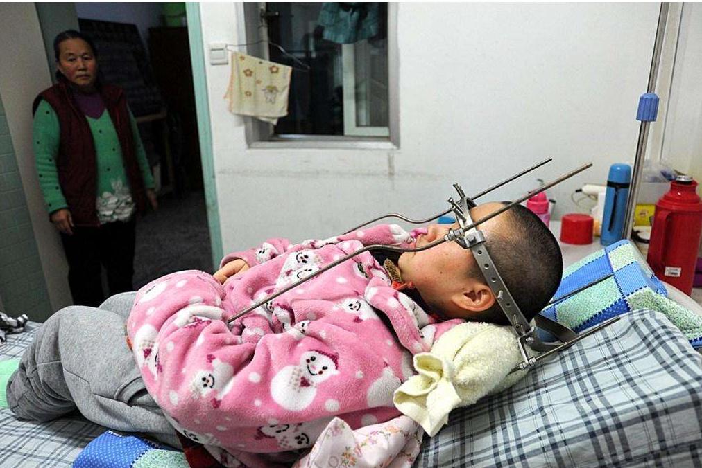 月收入10万母亲借钱给父亲治病,借款30万给父亲治病的女孩