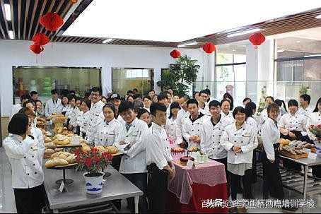 学做蛋糕是做学徒还是去学校,想学做蛋糕是去门店好还是去培训