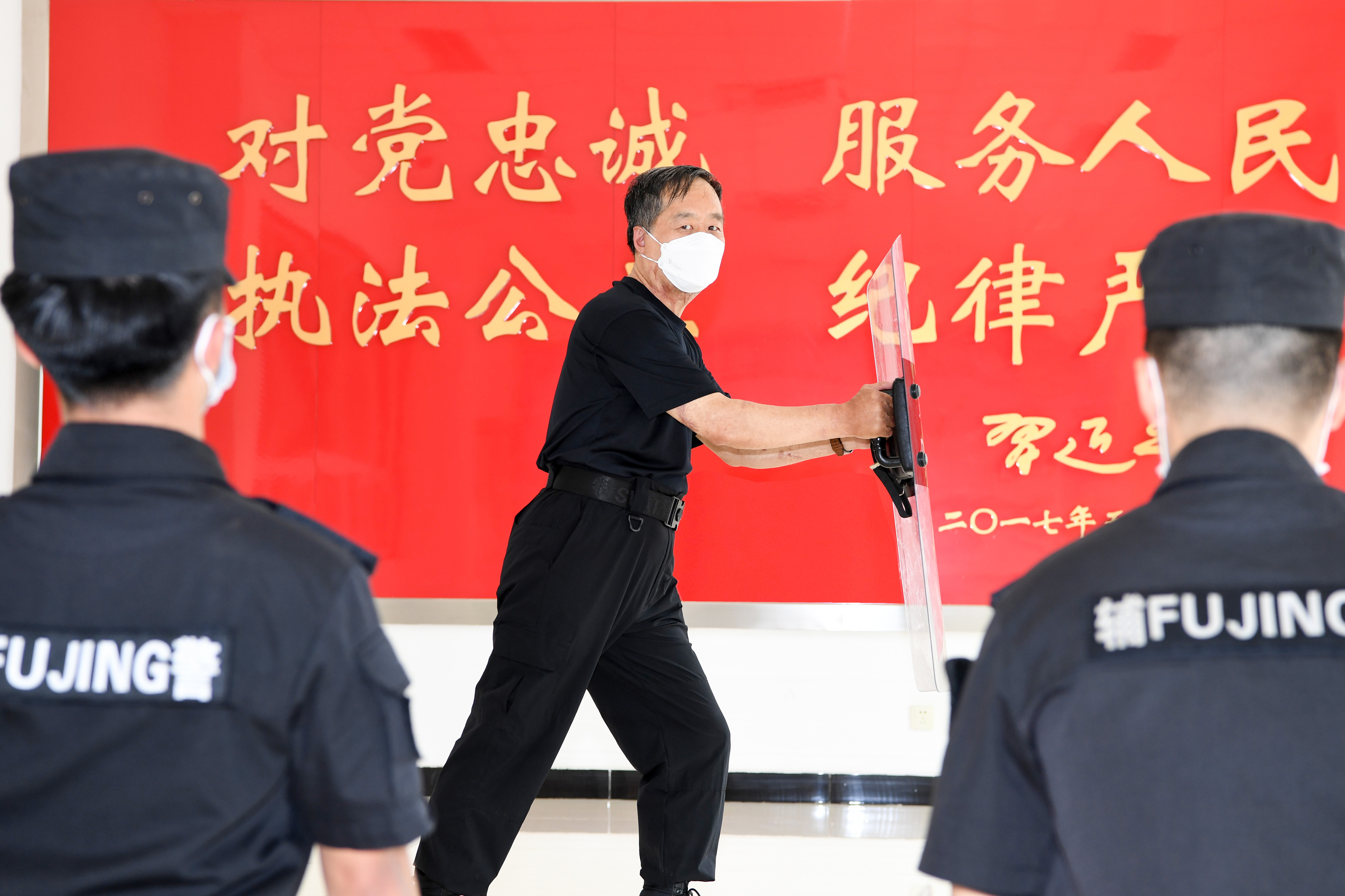 郭志龙伤疤事件,郭志龙个人事迹