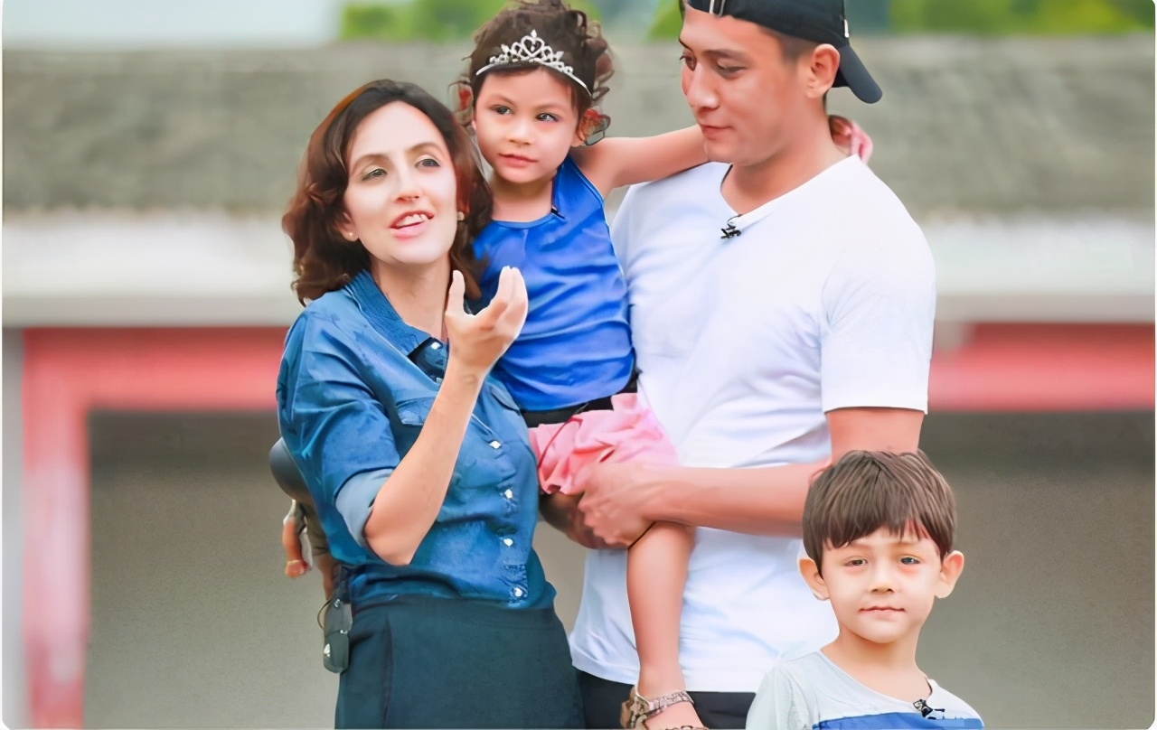 刘烨混血儿女变化大,儿子帅气女儿腼腆,法国妻子傲娇美丽似贵族