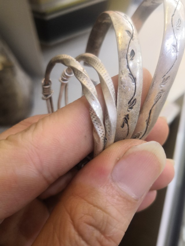 纯银手镯戴了手上发黑是怎么回事,为什么现在银手镯没有黄金好看了