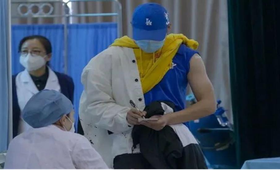 北体大学生接种疫苗火出圈,阳刚之气太雄厚,网友调侃:不如出道