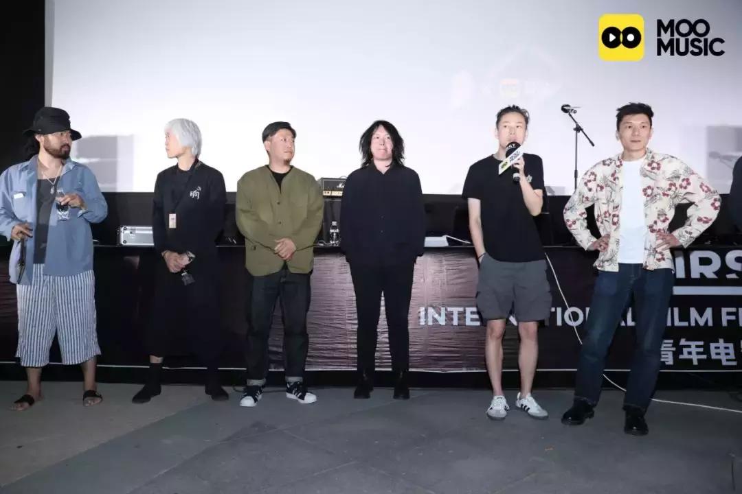 戴上眼罩该听什么歌,戴着眼罩弹钢琴