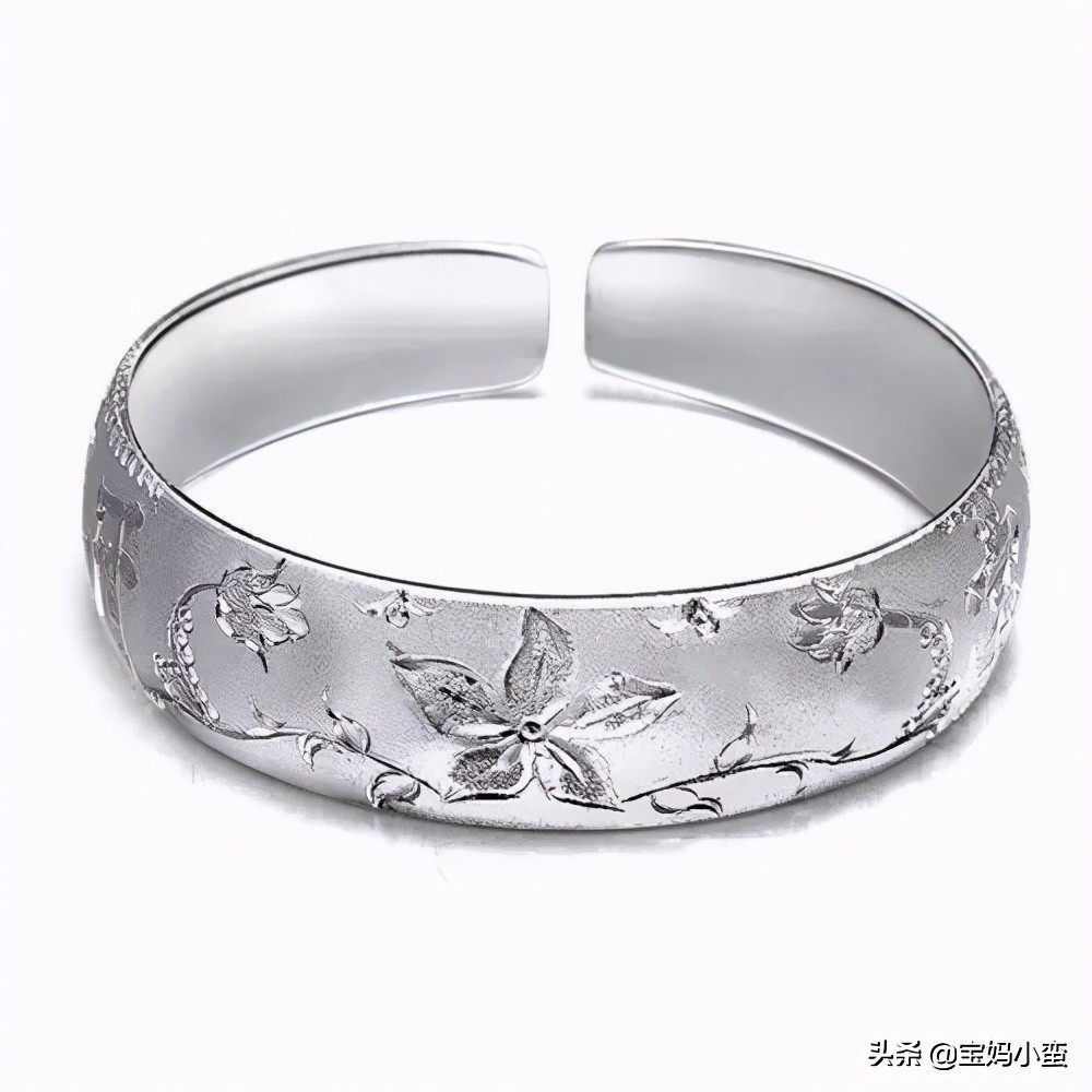 银手镯戴着突然发黑怎么清洗,银手镯戴久变黑了怎么洗呢