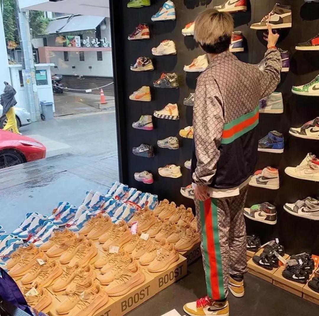 穿着大logo装潮人说的就是你吧！