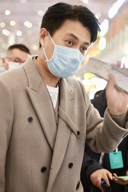 靳东穿搭大衣,西装革履的靳东帅气