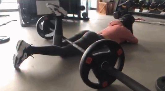 抖音爆火的美臀不过杠挑战，场面太火辣了