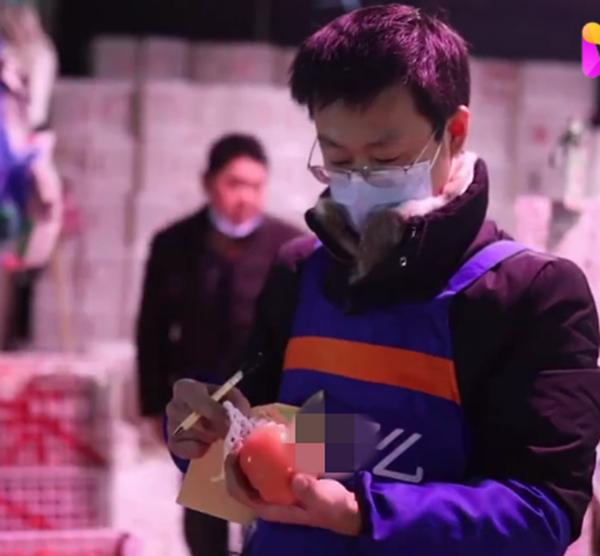 网上卖菜年入百万，80后大学生成就感爆棚，穷加班的打工人眼红了