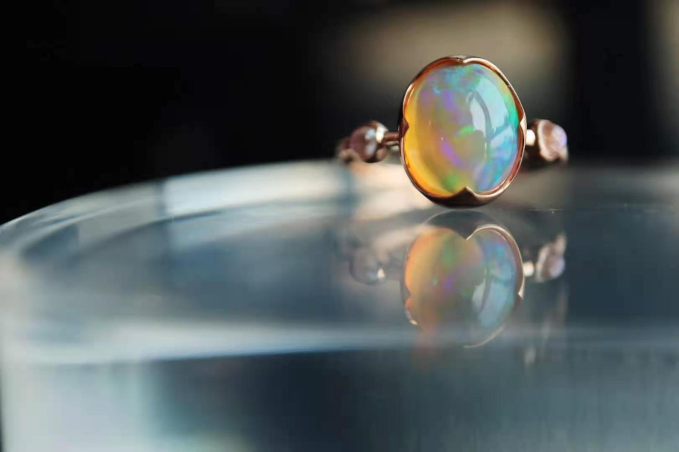 欧泊一种拥有世间所有颜色的宝石，关键还不贵