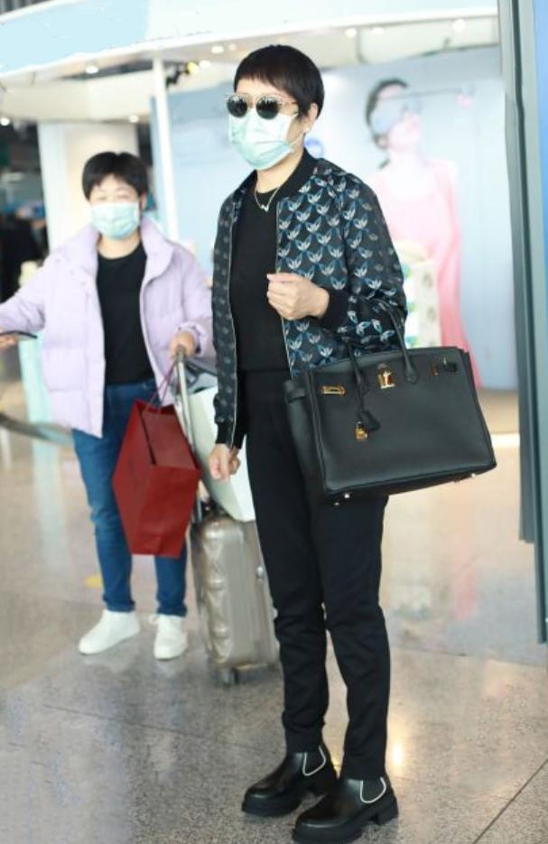 57岁张凯丽穿什么,张凯丽穿蓝色夹克