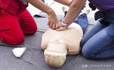 没有心跳抢救肋骨压断救活,抢救过程把肋骨压断怎么治疗