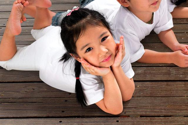 孩子总是习惯光脚下地怎么办,不要再让你的孩子光脚走路了