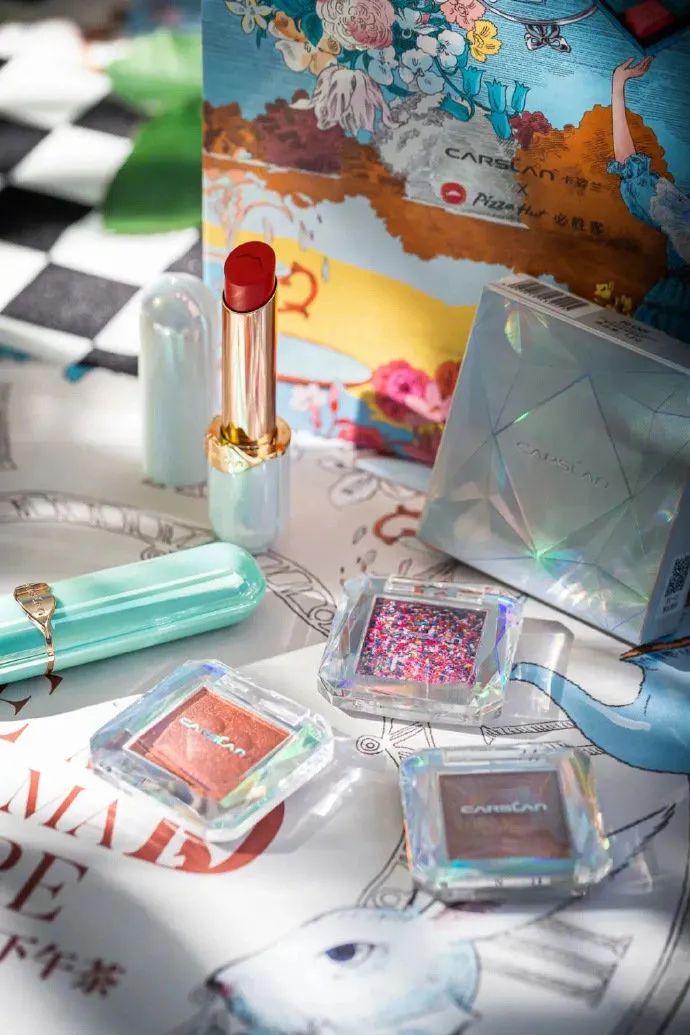 卡姿兰x必胜客的“下午茶”主题彩妆包装,梦回爱丽丝