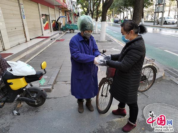 凡人“疫”举丨值守“三无社区”累到心脏早搏她说:“我不想当英雄,但也不能当逃兵”