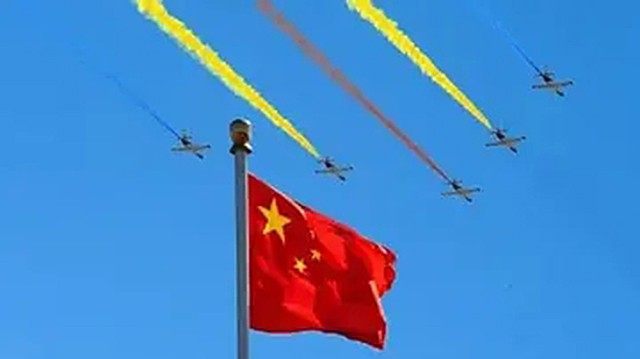 金孔雀余旭的最后一程:36万群众手捧菊花送别,墓前4架飞机模型