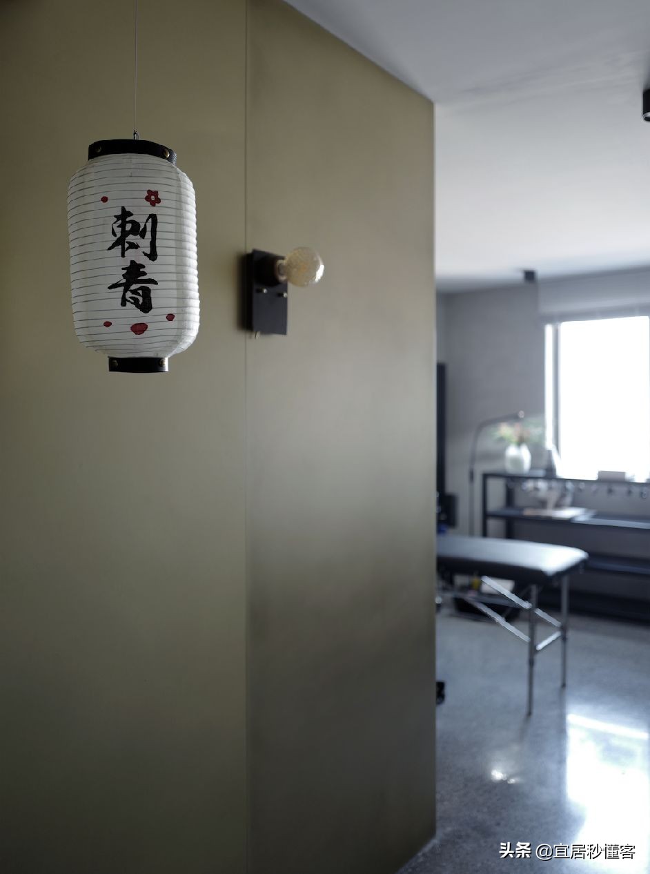 98年纹身师一人宅，酷炫工业风，家里一半面积是客厅